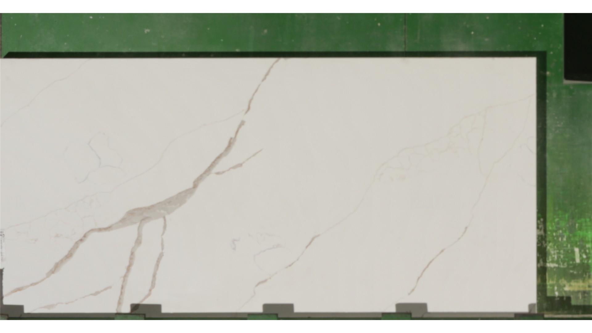 Q-Quartz Calacatta Laza Oro 3cm remnant, 53" × 30", on hand in Bensenville